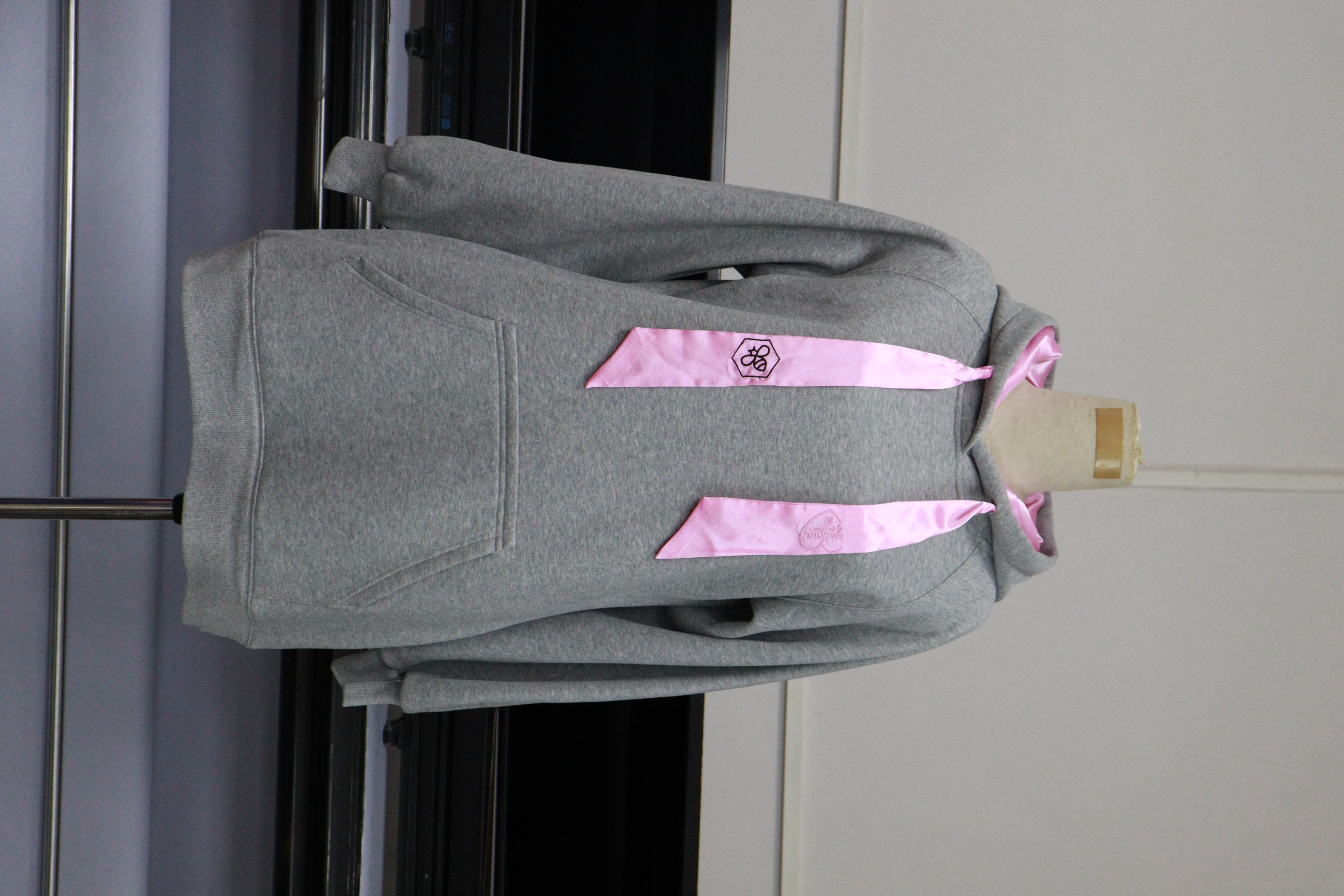 Hoodie ea Satin e Tloaelehileng, Basali ba Hoodie ba Embroidery ba Tloaelehileng, Morekisi oa Hoodie oa boleng bo holimo-YIZHE- Hoodies, Jackets, Sweatshirts, Leggings, Dresses,Rompers, T shirts, Tank top, Skirts,Jeans,Borikhoe,Ruoa