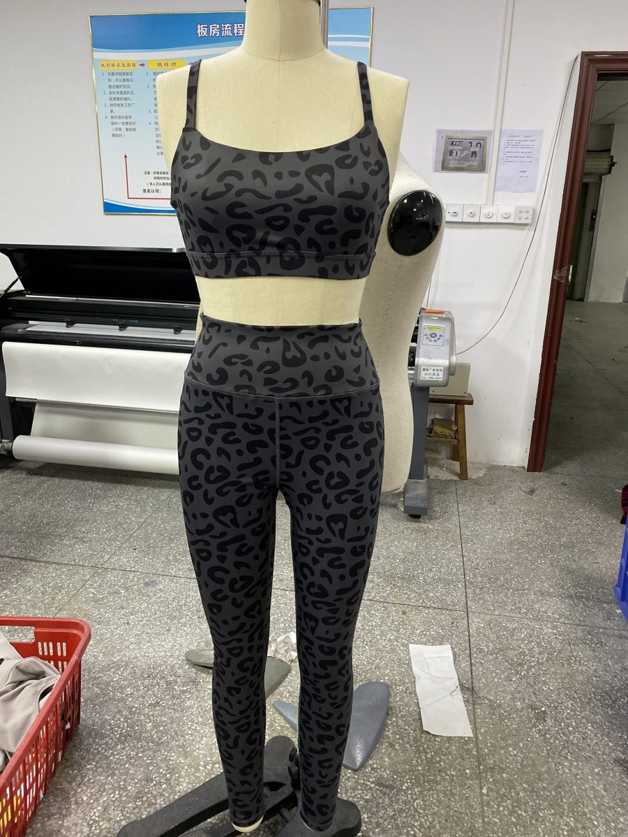 Luchd-saothrachaidh Seata Yoga Custom, Cleachdadh Yoga Clò-bhualadh Leopard, Òrdugh mòr Caith Yoga Spòrs Custom.-YIZHE- Hoodies, Seacaidean, sweatshirts, Leggings, Dreasaichean, Rompers, lèintean-T, mullaich tanca, sgiortaichean, jeans, pants, briogais